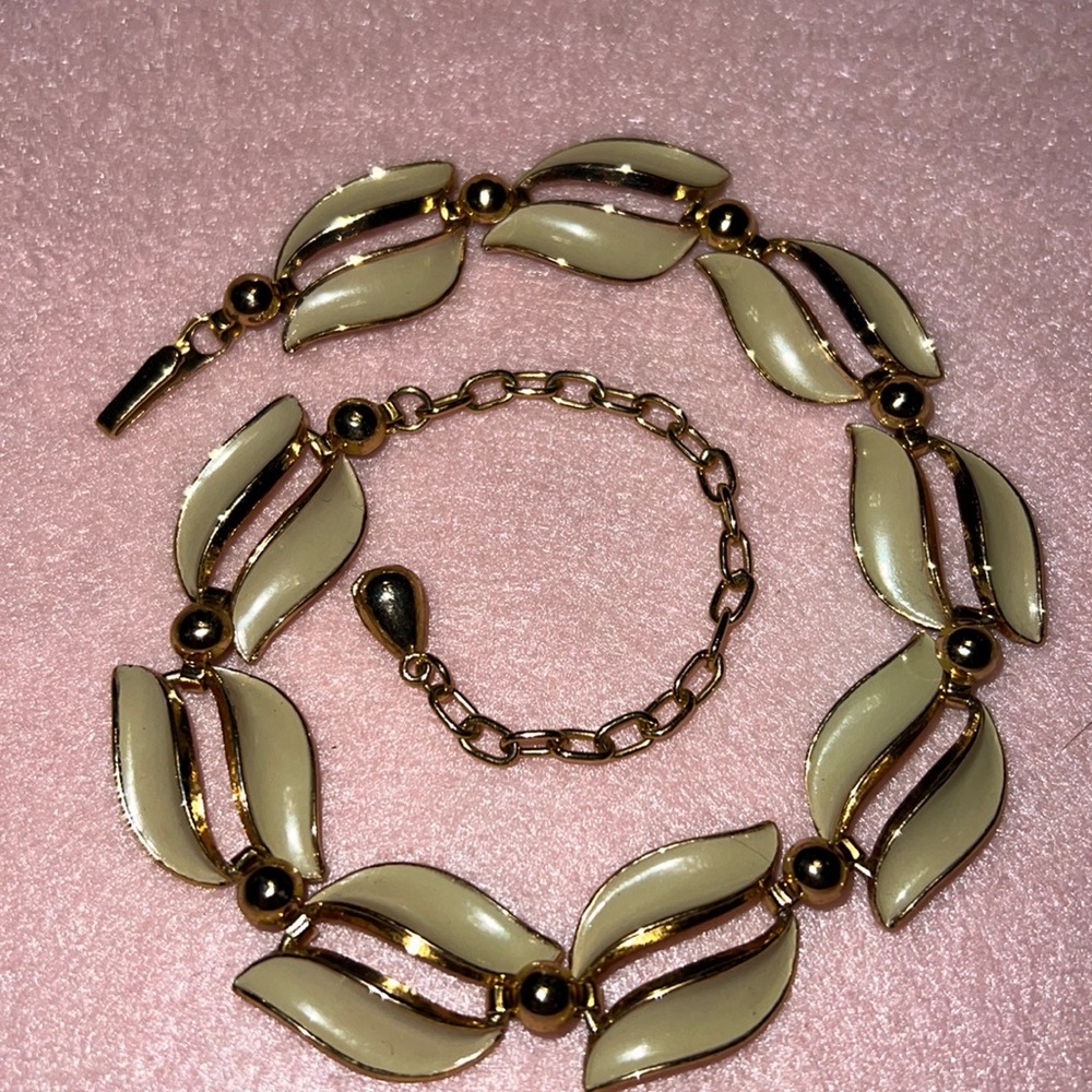 Cream enamel and gold tone double leaf design vintage 16 “ necklace hook clasp